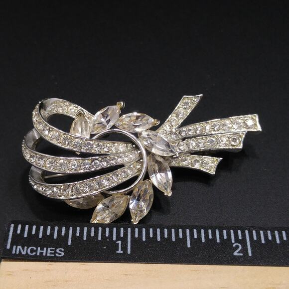 Vintage Lisner Clear Rhinestone Floral Ribbon Brooch, Rhodium Plated, 1960s - Picture 7 of 10